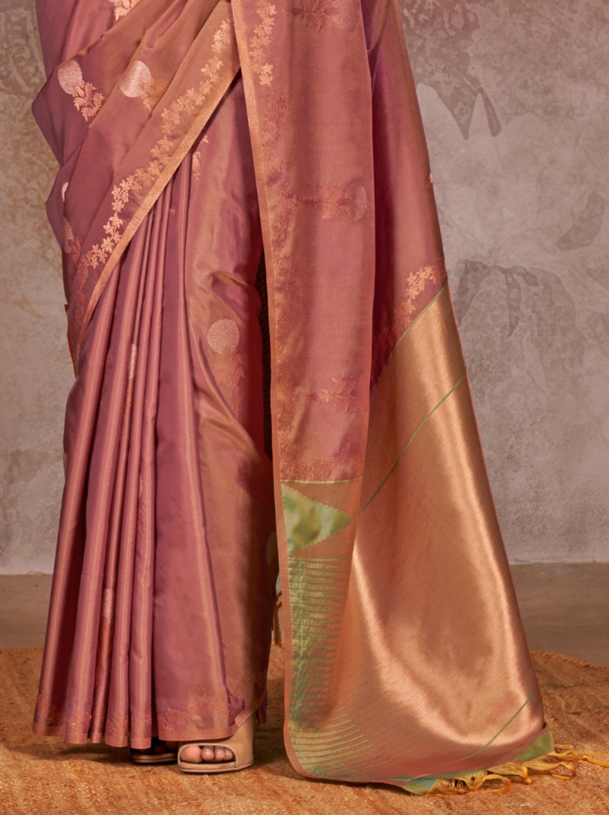 Rose Gold Designer Two Tone Handloom Silk Saree With Zari Work - TrendOye