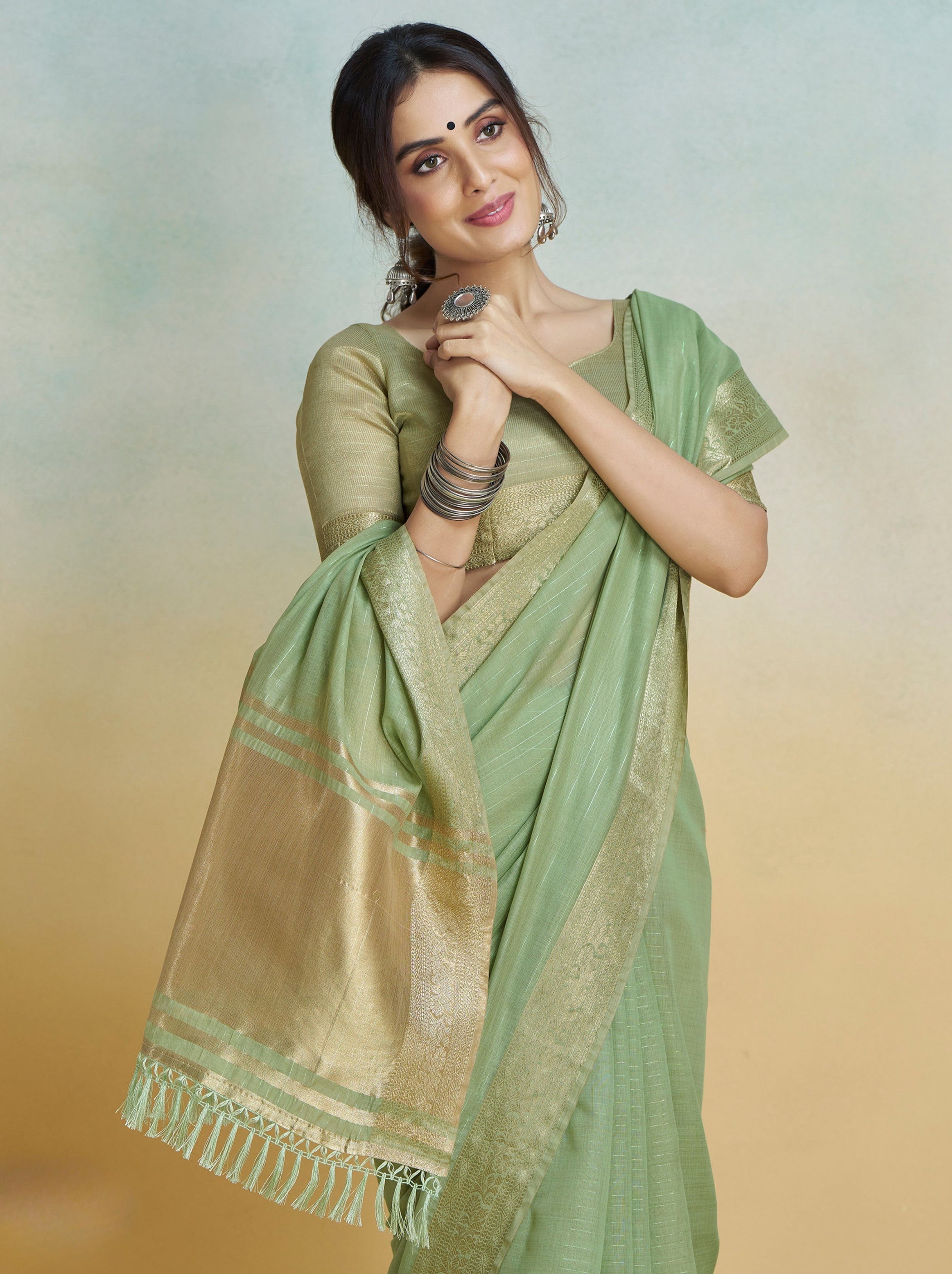Sage Green Handloom Silk Saree With Blouse Piece