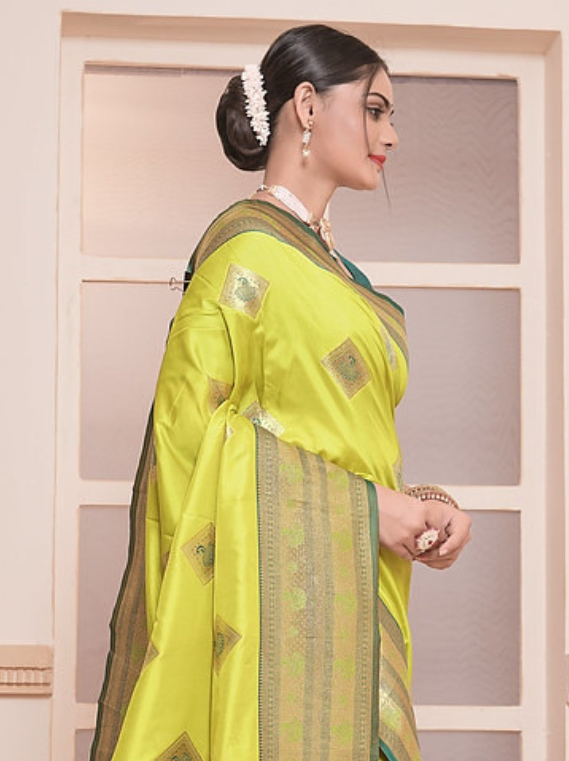 Apple Green Soft Silk Paithani Saree With Contrast Blouse Piece - TrendOye