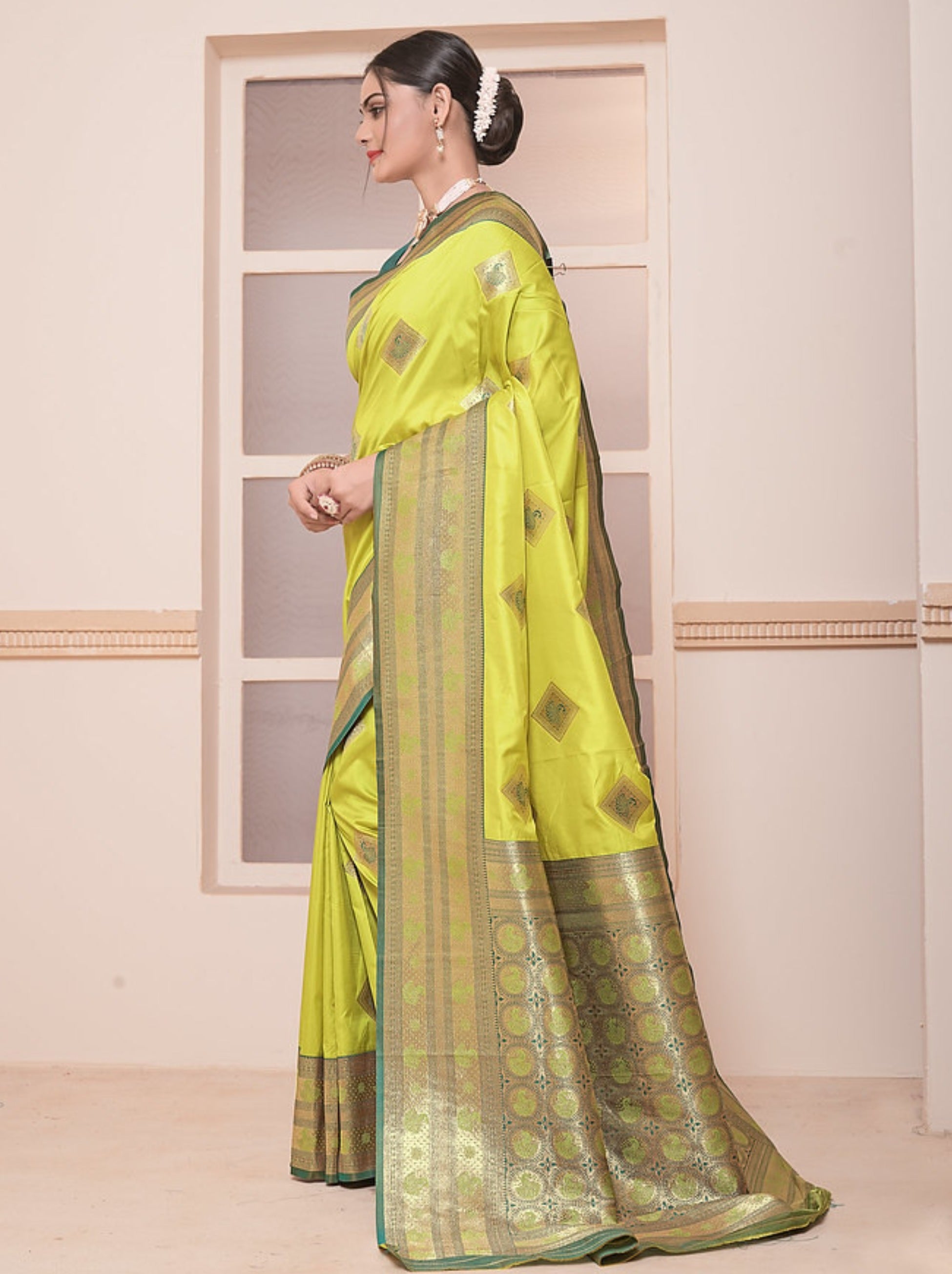 Apple Green Soft Silk Paithani Saree With Contrast Blouse Piece - TrendOye