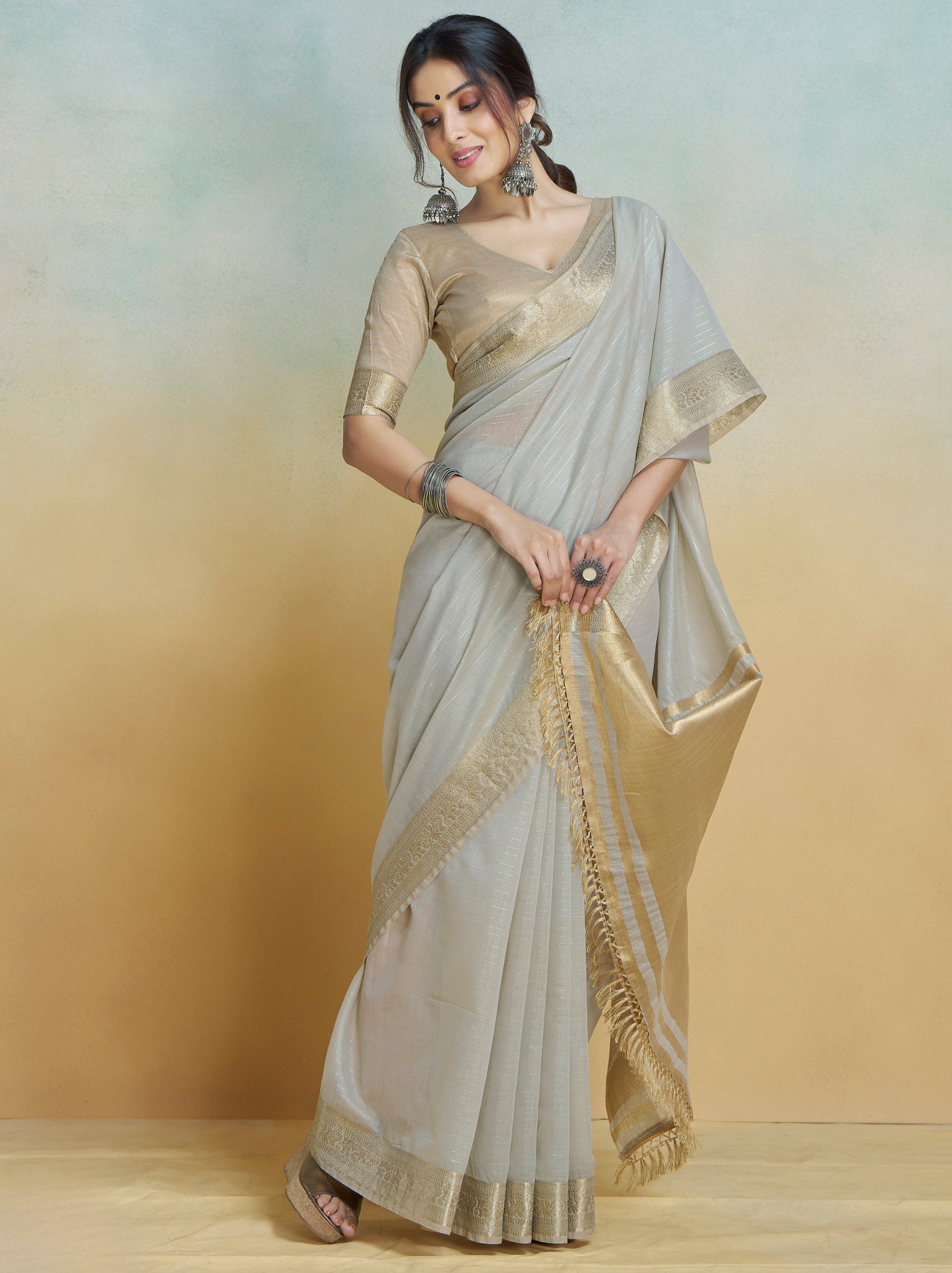 Pearl Grey Handloom Silk Saree With Blouse Piece - TrendOye