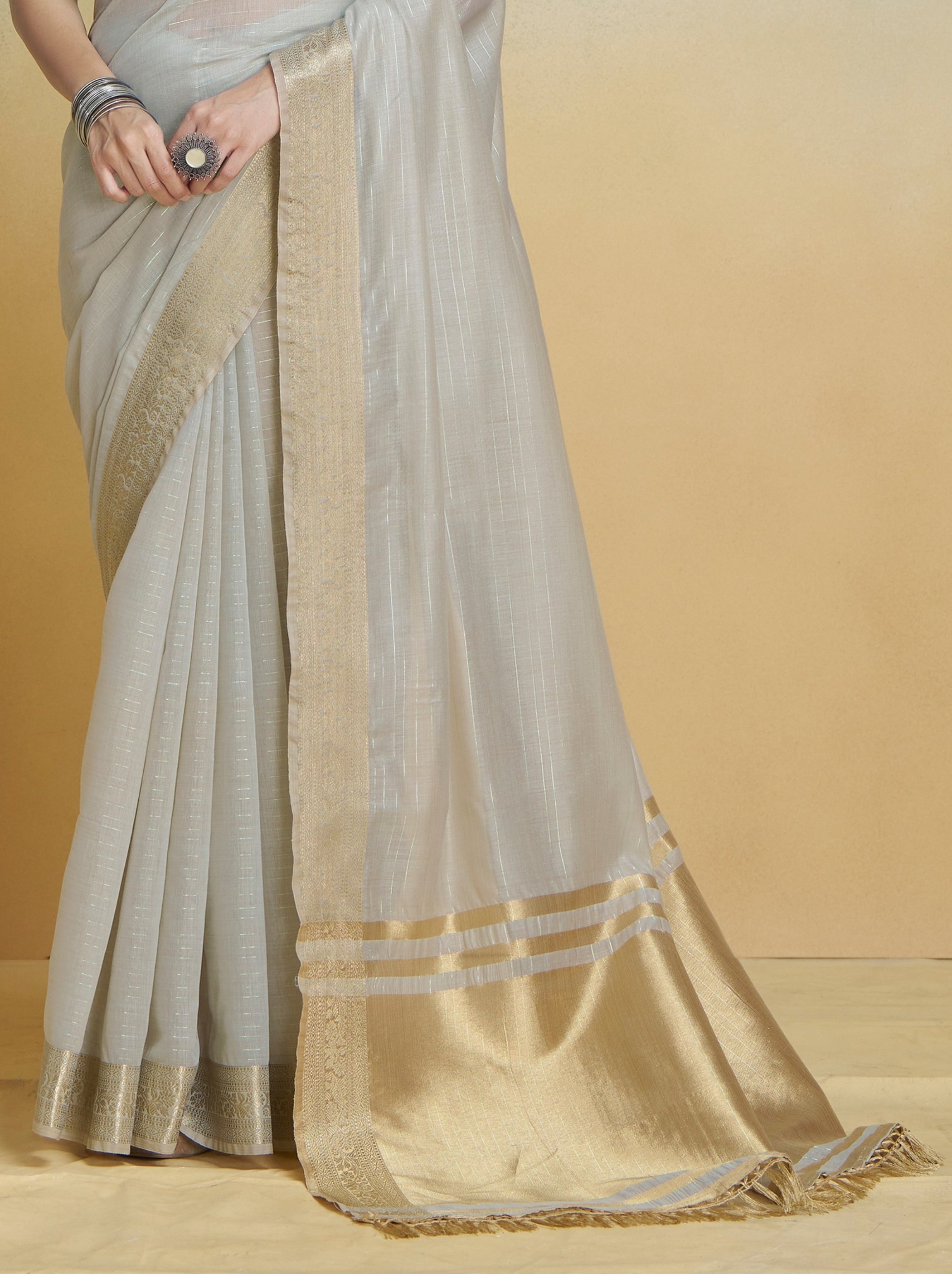 Pearl Grey Handloom Silk Saree With Blouse Piece - TrendOye