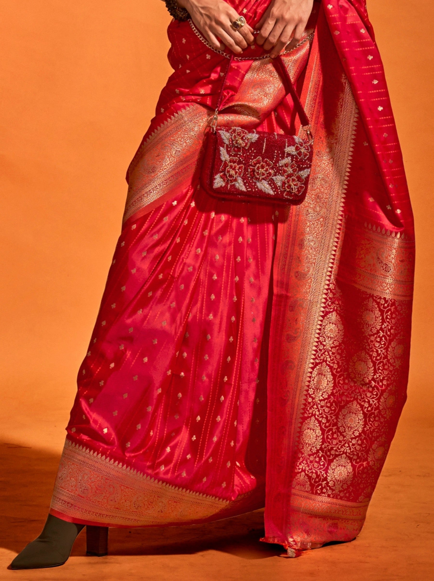 Crimson Red Traditional Soft Silk Saree With Blouse Piece - TrendOye