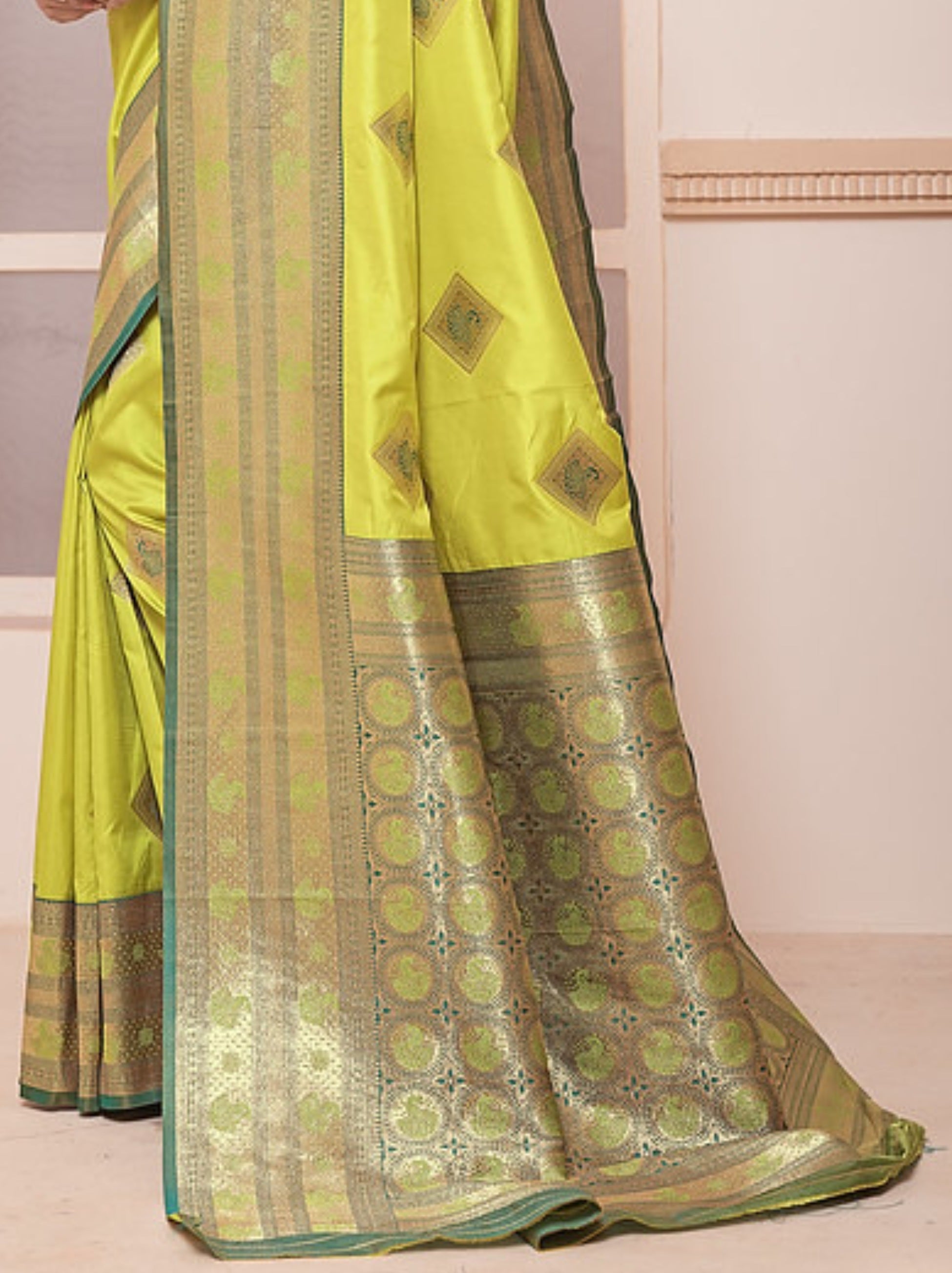 Apple Green Soft Silk Paithani Saree With Contrast Blouse Piece - TrendOye