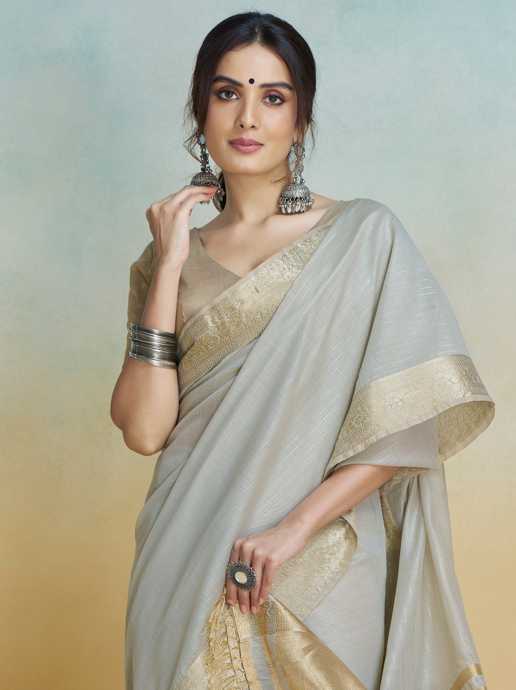 Pearl Grey Handloom Silk Saree With Blouse Piece
